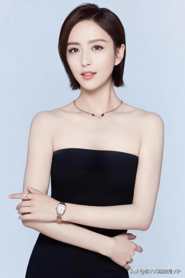 佟麗婭：丫丫天生麗質，高鼻樑、瓜子臉、小虎牙美爆啦