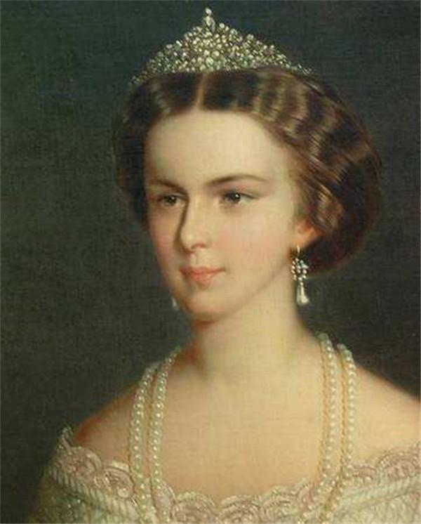 茜茜公主懷孕時腰圍超50cm就絕食，她小蠻腰有多細？老照片很迷人