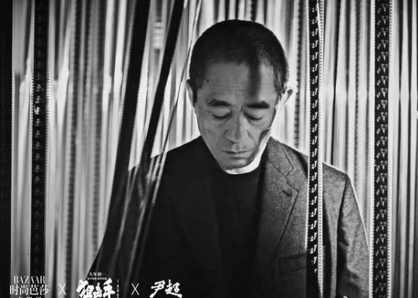 張藝謀太寵長女，張末拍照72歲的他開心賣萌，臉上老年斑搶鏡