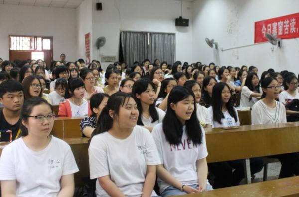 學校規定大一不允許報考英語四六級，新生困惑不已，老師道出緣由