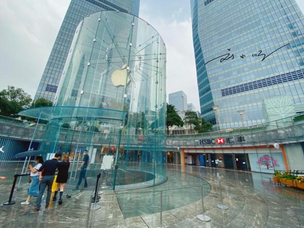 上海第一家蘋果專賣店，就在東方明珠旁邊，被譽為最美蘋果專賣店