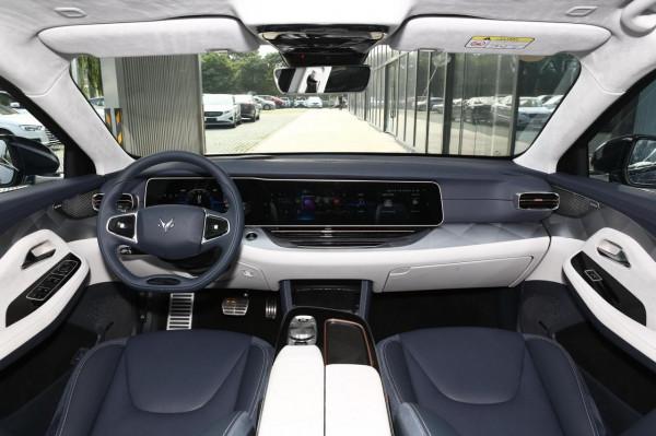 極狐阿爾法S：外觀時尚新潮，中大型車，最大馬力435PS，配置齊全