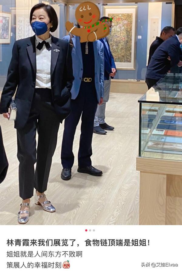 林青霞打卡美術展覽館！67歲穿黑西裝配銀色高跟，企業家站姿搶鏡