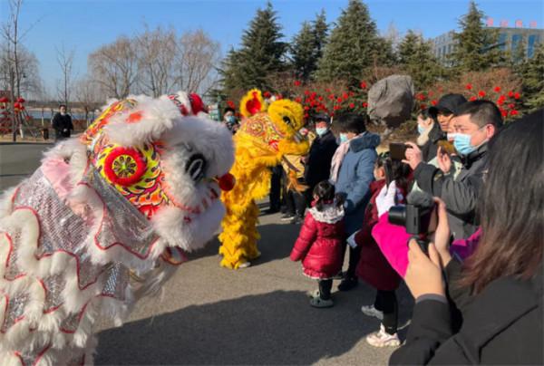 紅火開年！舞龍舞獅賀盛世櫻花鹿島迎新春 天頤湖畔&OpenCurlyDoubleQuote;地道年味&rdquo;仍在繼續