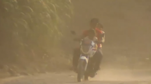 玻利維亞小孩為了上學，每天劃鋼索穿越300米峽谷，失誤就喪命