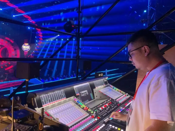 林子祥直呼想要同款燈光師!快來看看這個神仙舞臺 林子祥直呼想要同款燈光師!快來看看這個神仙舞臺