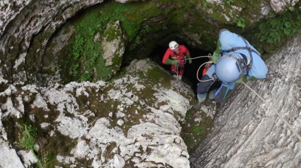 深入地底2000多米，這是世界上最深的一個洞，卻在此發現人類屍體