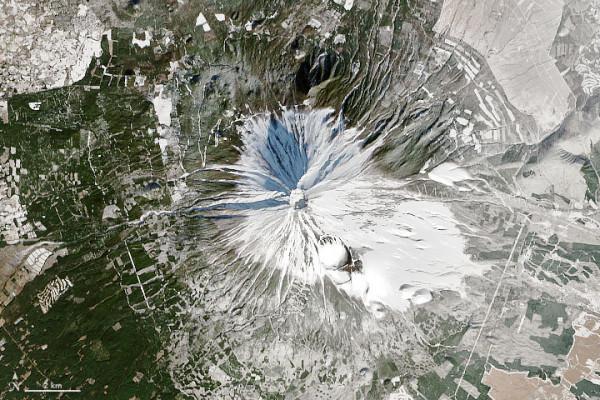 危險預警，琉球群島火山集體爆發！日本富士山積雪開始融化