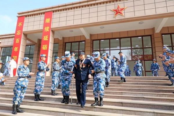 吳京和志願軍老兵，來了