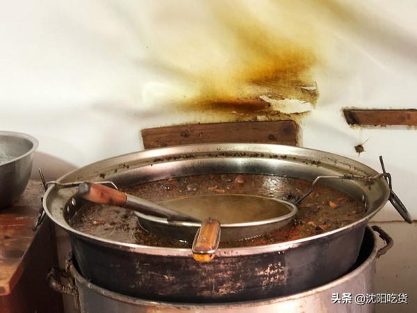 美味還得在市場裡找，5元拌的燻醬雞架，配老式麻辣燙，太香了