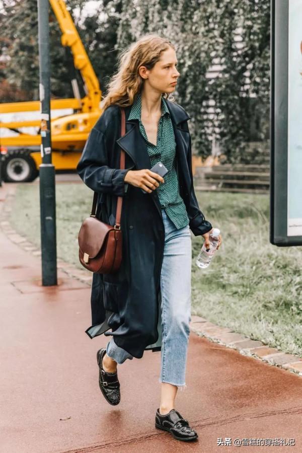 今秋火了一種穿搭，叫“風衣+煙管褲”，時髦顯瘦，誰穿誰美
