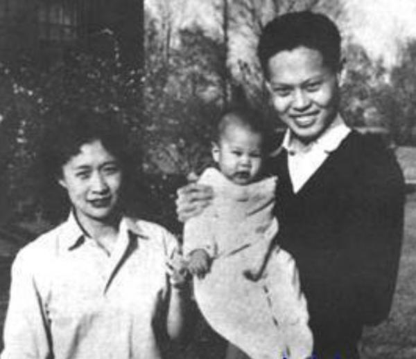 1973年楊振寧與毛主席合影留念，杜聿明十分珍惜，將照片懸掛客廳