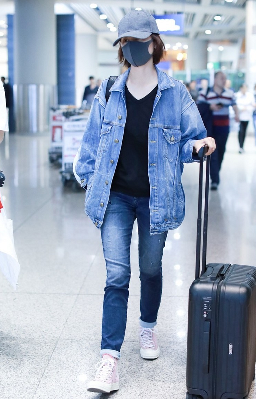 袁泉越老越好看，穿牛仔外套配小腳褲好洋氣，40歲女人該學一學