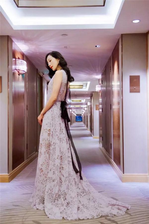 韓雪越來越大膽,一襲“剪紙裙”走紅毯,穿出滿滿格調與高階感 韓雪越來越大膽,一襲“剪紙裙”走紅毯,穿出滿滿格調與高階感