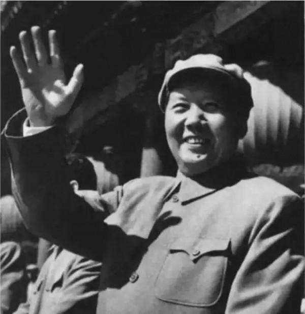 1954年春節，金日成送來24箱蘋果，毛主席為何看完後愁眉深鎖？