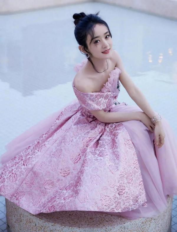 趙麗穎/穿粉色裙宛如“仙女”