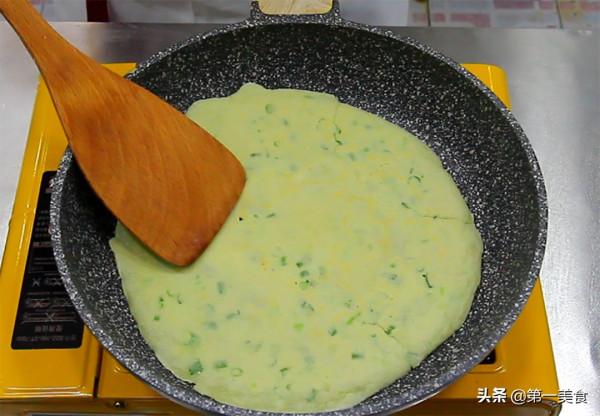 小蔥煎雞蛋餅最簡單的做法，營養美味又好吃，學會了輕鬆搞定早餐