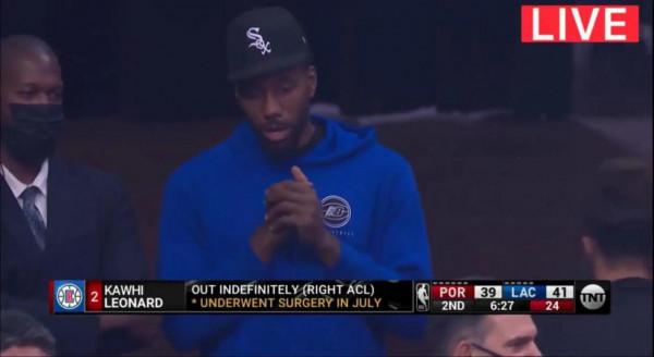 因傷高掛免戰牌的倫納德一身休閒裝亮相快船和開拓者的比賽現場