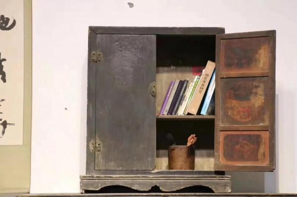 書櫃兩個,經櫃一個 書櫃兩個,經櫃一個