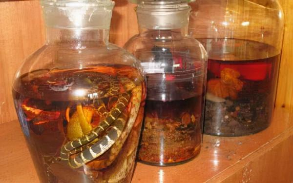 酒變蛇的“洗澡水”?毒蛇泡酒一年,開瓶後竄出咬人,這是為何? 酒變蛇的“洗澡水”?毒蛇泡酒一年,開瓶後竄出咬人,這是為何?