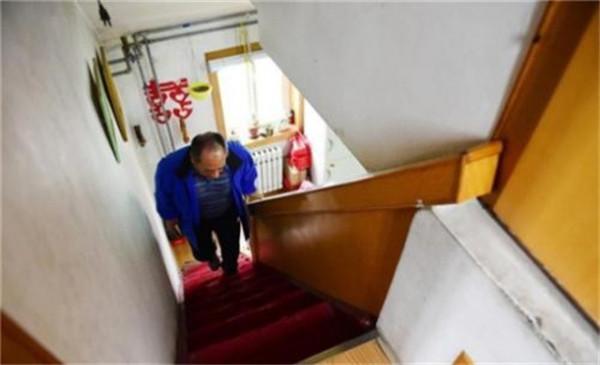 山東大爺五代人擠居炮樓58年，牆厚72公分，裝暖氣耗費20年