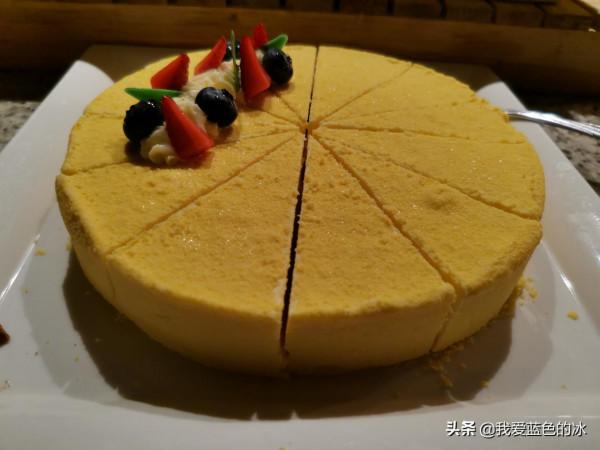 在北京入住的一家酒店的行政酒廊裡，欣賞故宮景色的晚餐