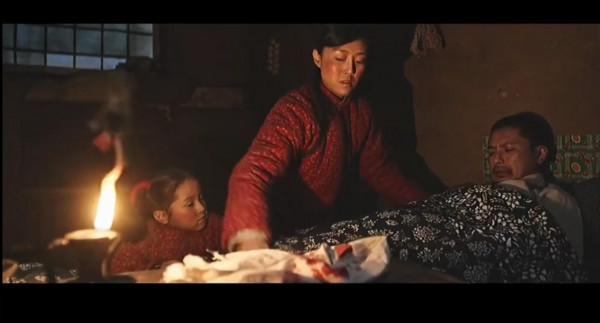 一個日本兵為了活命,穿上了中國士兵的衣服,他不敢說話 一個日本兵為了活命,穿上了中國士兵的衣服,他不敢說話