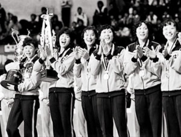 郎平一生恩師袁偉民！82歲高齡身體康健，潛心鑽研書法