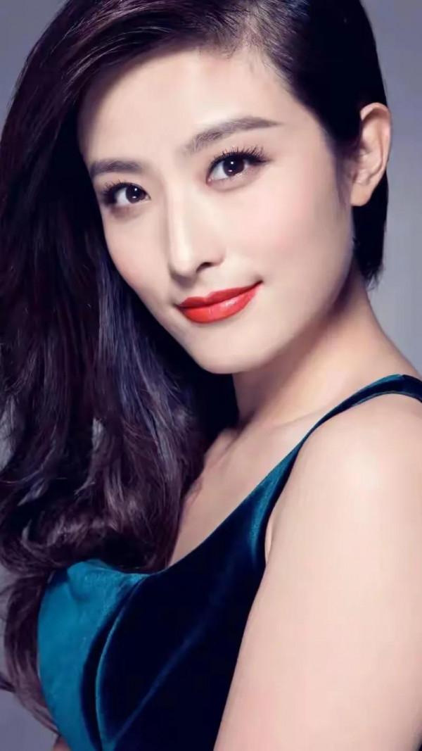 徐百卉優雅美麗，三妮樸實無華，你喜歡誰？