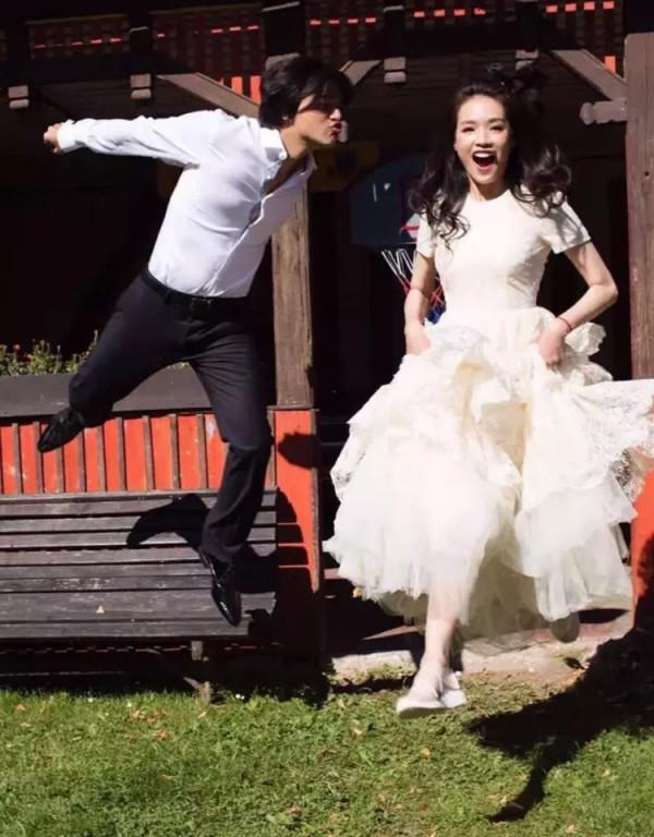 誰說結婚一定要穿高跟鞋？婚紗配AJ球鞋，引領2021潮流新趨勢