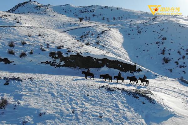 軍馬馱運 年貨送到邊防哨所