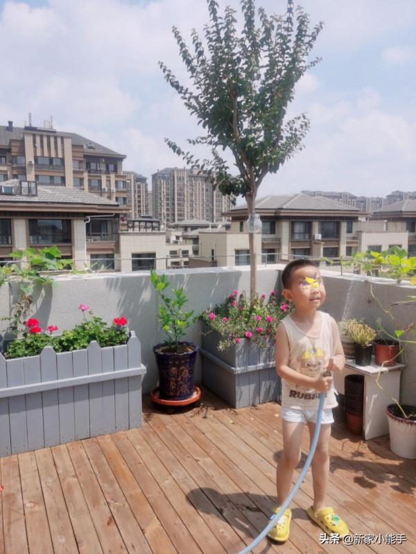 她家最頂層上下兩層的新房，很有空間感，露天陽臺做花園真羨慕