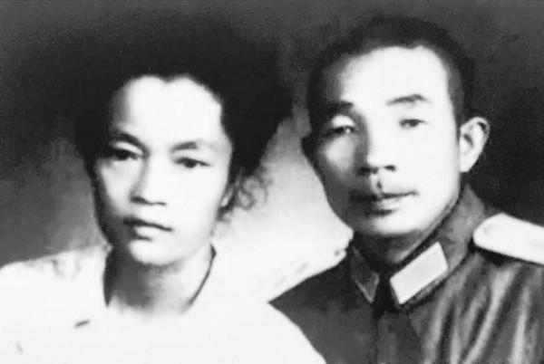 開國中將文年生回鄉探親,專程看望曾虐待他的姑父,送一件皮袍子 開國中將文年生回鄉探親,專程看望曾虐待他的姑父,送一件皮袍子