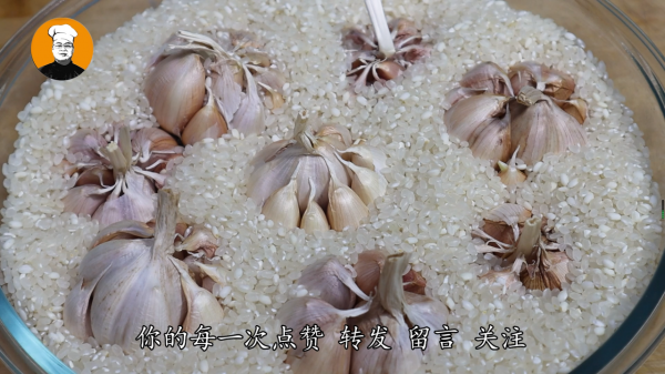 今天才知道，往大米里放幾個大蒜，作用這麼厲害，一年省下不少錢