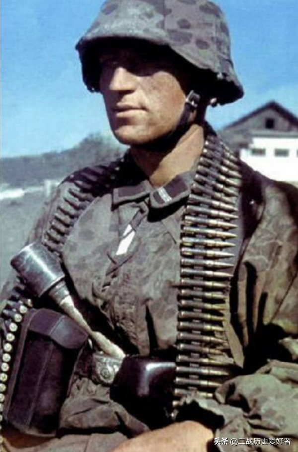 真實八路軍擲彈兵，單手拎起4顆手榴彈，跟歐洲擲彈兵不一樣