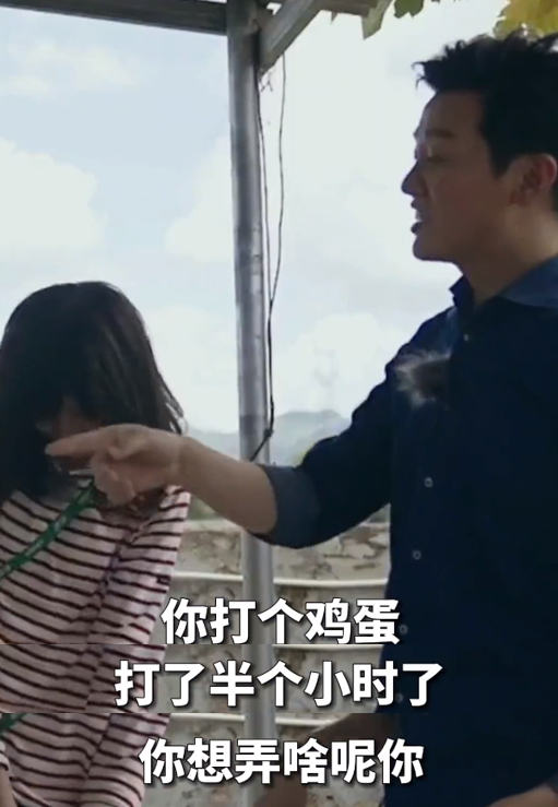 撒貝南做飯途中搞怪玩音樂，王冰冰猛搗蒜伴奏，逗得任魯豫說方言