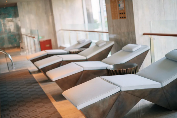 住進愛馬仕橙的房間，躺在高空看海景