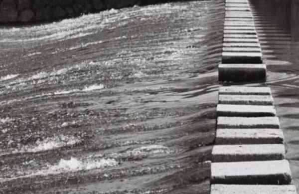 1943年，52名飛行員拼死撞毀大壩，洪水噴湧而出，3萬人夢中喪生