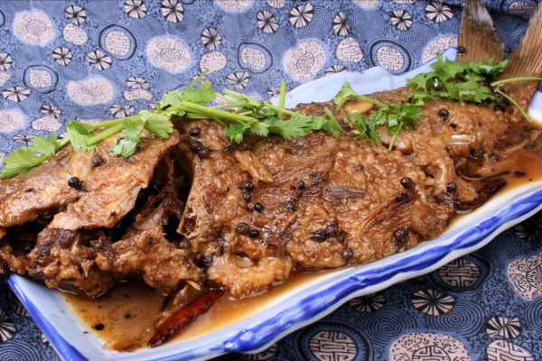 不管燉什麼魚，別用料酒去腥，多放一種醬，魚肉香嫩鮮美，無腥味