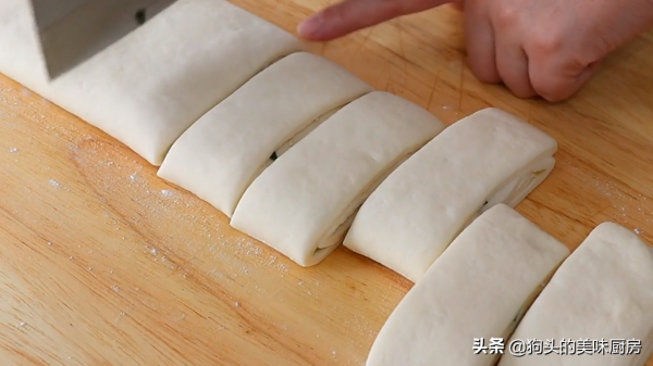 家常蔥油花捲，不用提前發酵，現做現吃，鬆軟又嚼勁，蔥香濃郁