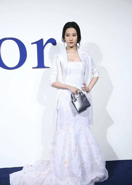 劉亦菲一身休閒裝扮明明挺美,卻被嘲身材臃腫,看完覺得太苛刻了 劉亦菲一身休閒裝扮明明挺美,卻被嘲身材臃腫,看完覺得太苛刻了