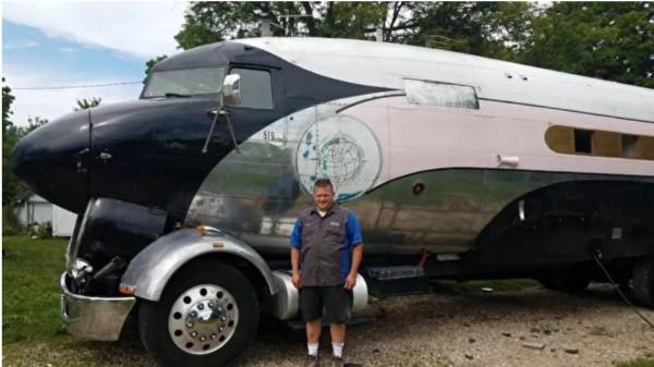 老兵將二戰舊飛機翻新成超級棒房車