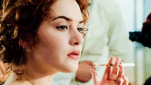 她倆站一起，就是英年發腮和中年緊緻的慘烈對比了