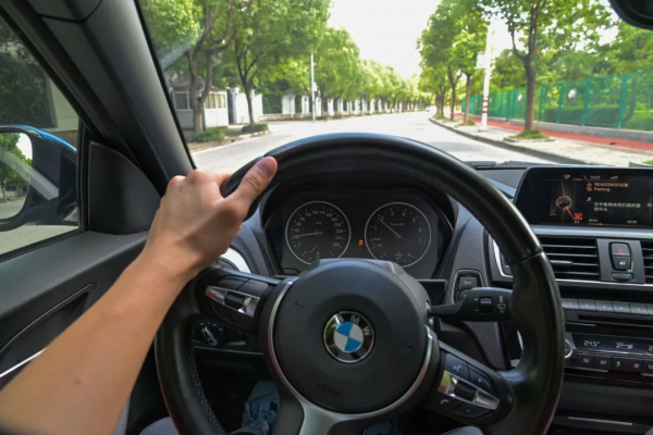 二手寶馬敞篷220i，年均一萬公里，還有M套件，二十多萬即可擁有