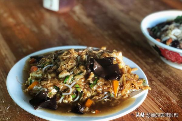 海南大姐在菜市場擺攤,當地人一大早就來喝酒吃肉,外地人吃不慣 海南大姐在菜市場擺攤,當地人一大早就來喝酒吃肉,外地人吃不慣