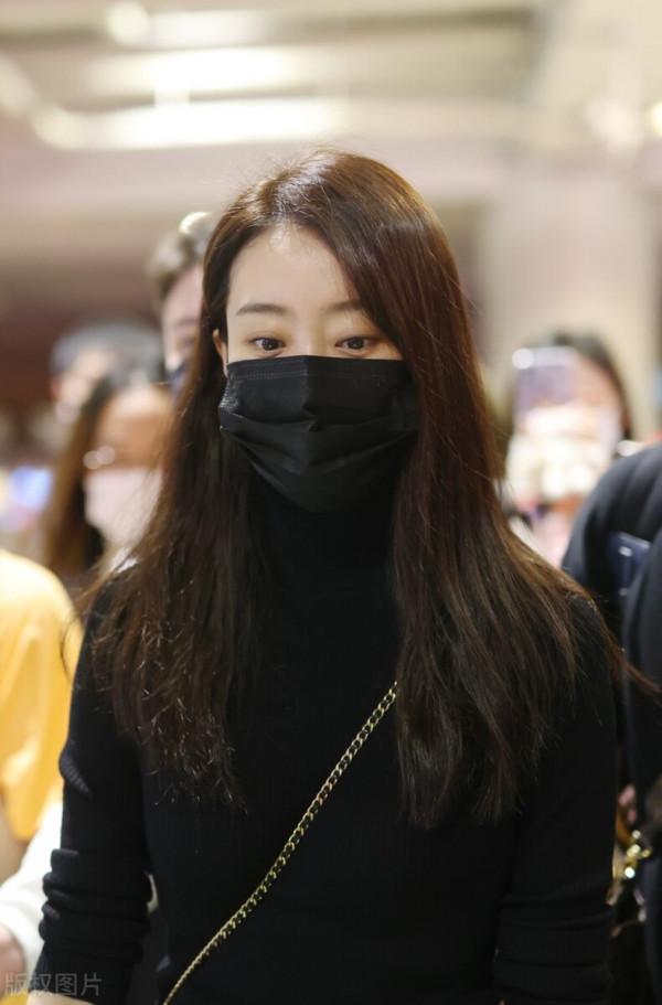 張小斐穿黑色針織衫搭配牛仔褲，長髮披肩不失女人味