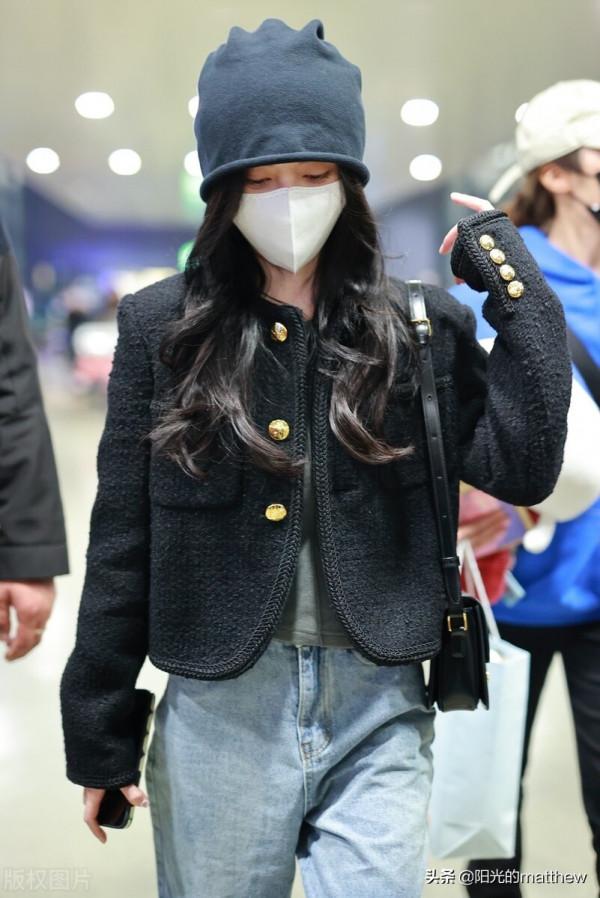 街拍：鞠婧禕小香風外套配闊腿牛仔褲拉長比例溫柔又不失帥氣