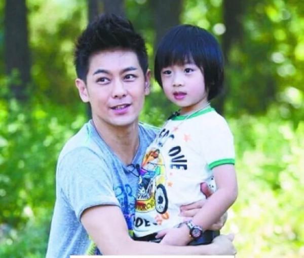 這一看就是親生的。戚薇跟女兒真是神同步 這一看就是親生的。戚薇跟女兒真是神同步