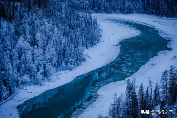 冬季的喀納斯很少有人發現它的美，整個畫面都是純粹的克萊因藍