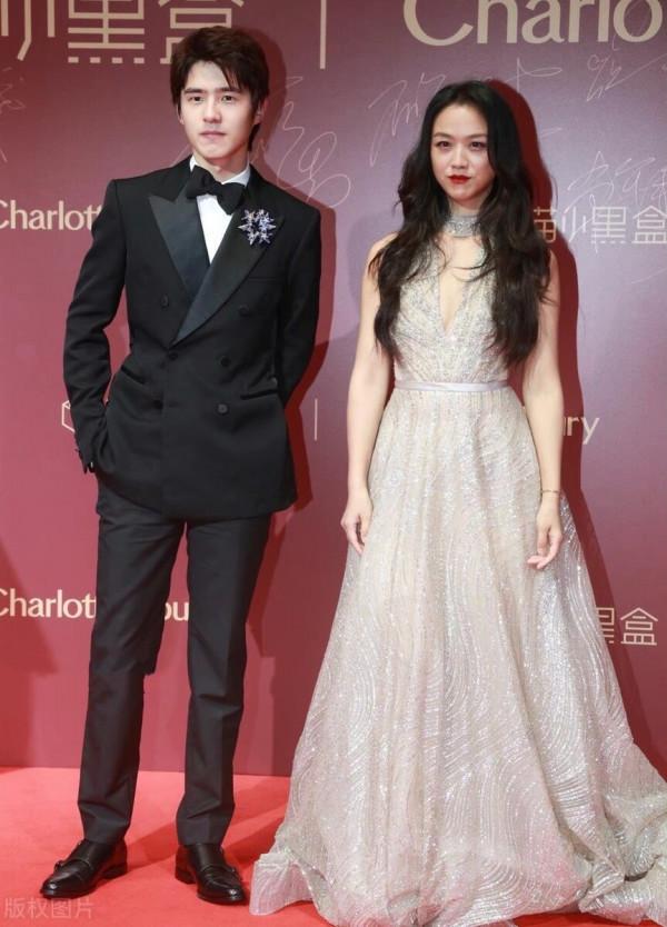 湯唯的面板好白好嫩!一襲銀色亮片裙出席活動,笑顏如花美呆了 湯唯的面板好白好嫩!一襲銀色亮片裙出席活動,笑顏如花美呆了